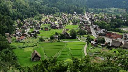 Visitar la histórica aldea de Shirakawago, Patrimonio de la Humanidad de la Unesco, implica una excursión de un día desde Takayama. Este pueblo, enclavado entre montañas, es uno de los lugares más fotogénicos del Japón por sus casitas típicas con tejado tipo bungalow hecho de paja.