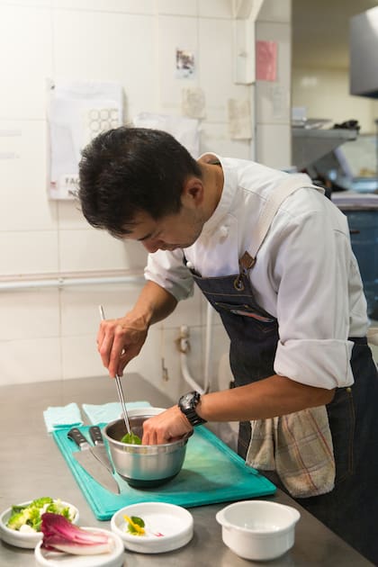 Takeru Adachi en la cocina de Manush