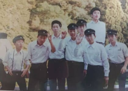 Takeshi Shimada junto a sus amigos, en Japón