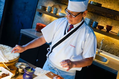 Takeshi Shimada, referente de la gastronomía japonesa en el país. "A mí nadie me enseñó a ser sushiman. Y es que en Japón no se acostumbra o no lo saben hacer. Es mirar y aprender. ¿Lo hacés mal? Va de nuevo. El que recién empieza comienza desde abajo, lava cosas. Si avanzás, pasás a lavar alimentos. Y recién a lo último, te permitían tocar el pescado para el sushi", recuerda el itamae
