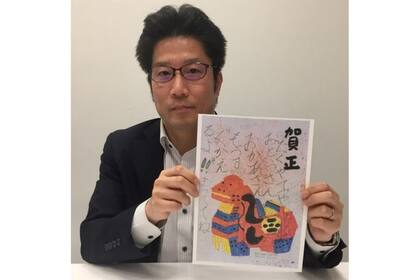 Takuya Yokota, uno de los hermanos menores de Megumi, muestra una postal que su hermana le envió cuando era una niña