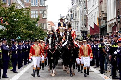 Tal como lo anunció el rey Guillermo Alejandro a comienzos de año, a través de una video llamada, la Familia Real no volvió a utilizar la polémica Carroza Dorada. La "Gouden Koetz", tal es su nombre original, contiene en uno de sus laterales un panel llamado 'Tributo a las colonias', obra de Nicolaas van der Waay, en el que pueden verse imágenes que representan esclavos negros adorando a sus amos blancos.