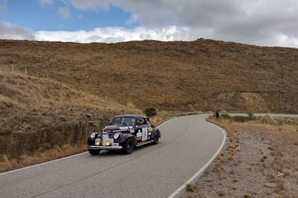 Tal vez el coche más impresionante de la caravana: la cupé Chevrolet de 1940 de Alberto Morán y su hija Cecilia, que conserva originales el chasis y la carrocería, transita el precioso sendero de montaña de Nogolí a Río Grande.