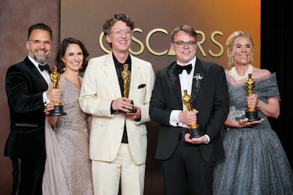 Talankin (segundo desde la derecha) y el resto del equipo responsable de Mr. Nobody Against Putin celebran en Hollywood el Oscar al mejor documental en la noche del 15 de marzo último