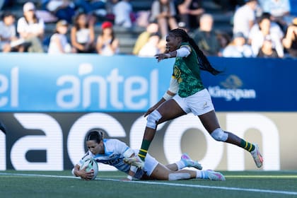 Talía Rodich apoya un try en el duelo contra Sudáfrica (Photo by Enzo Santos / World Rugby)
