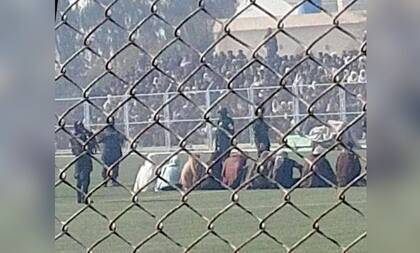 Talibanes azotan a 9 hombres en un estadio frente al público