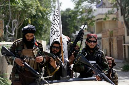 Talibanes patrullan Kabul (AP Photo/Rahmat Gul, File)
