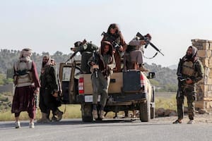Talibanes patrullan una ruta en cercanías de la frontera entre Afganistán y Paquistán