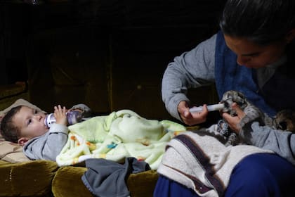 Talita, con Aluminé Sangorrin, una de las voluntarias que participó en su crianza.