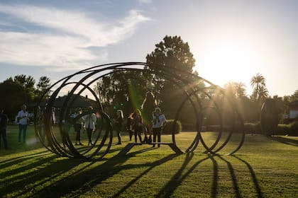 "Talking Bench", de Pablo Reinoso: naturaleza, paisajismo, arte y gastronomía se conjugan en la isla El Descanso