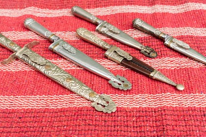 Tallados a mano, los cuchillos que venden en la talabartería.