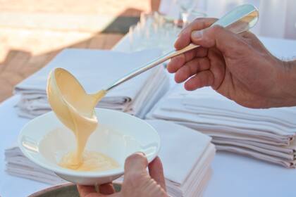 Tallarico recomienda tostar una rodaja de pan dulce y servirla con sabayón caliente por encima
