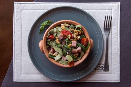 Tallarines chayeros, amasados con albahaca y con panceta, nueces, tomates cherry, aceitunas negras y torrontés riojano.