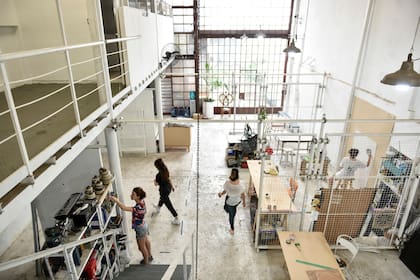 La génesis de cada taller es distinta: a veces, el artista es dueño y subalquila; también existen talleres unipersonales, del tipo casa-estudio; en otros casos, como en Paz Soldán (foto), el dueño es ajeno al ámbito artístico