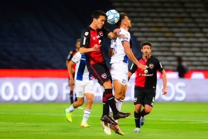 Una escena de Talleres-Newell´s, uno de los partidos de la primera fecha.