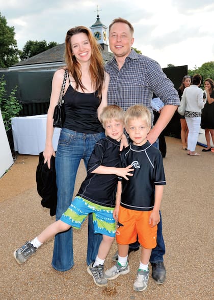 Talulah Riley, Elon Musk y dos de sus hijos (tiene diez en total) en 2011