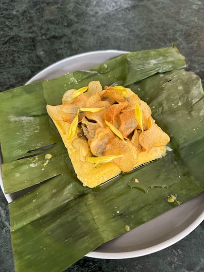 Tamal monocromático: masa de maíz, queso sardo, “chimi” bien argentino, coco y chips de platano.