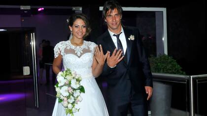 Tamara Alves y Patricio Toranzo muestran, orgullosos, sus alianzas