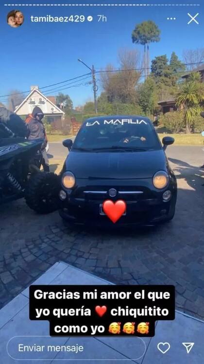 Tamara Báez, feliz con su regalo de cumpleaños: un Fiat 500 negro