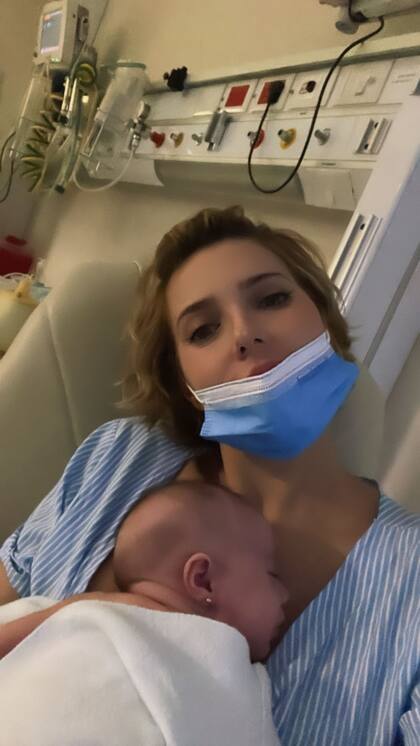 Tamara Bella junto a Bruna en neonatología