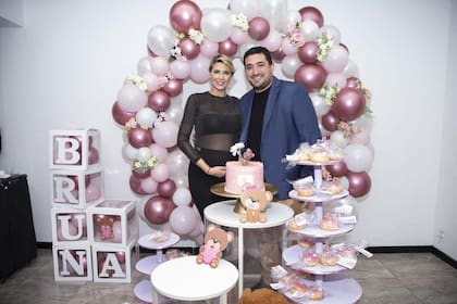 Tamara Bella junto a su amigo, quien organizó un baby shower para Bruna