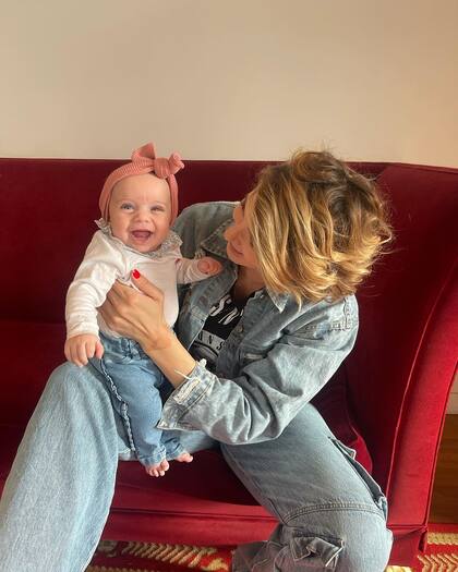Tamara Bella junto a su pequeña hija Bruna de cuatro meses