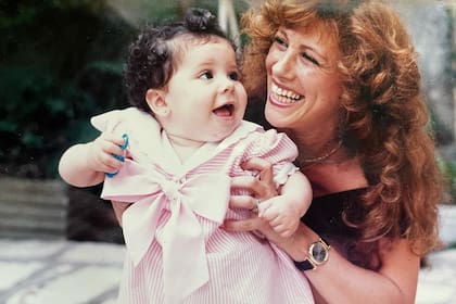 Tamara de bebé junto a su madre, Alicia Zanca, quien murió en 2012 a raíz de un cáncer de colon.