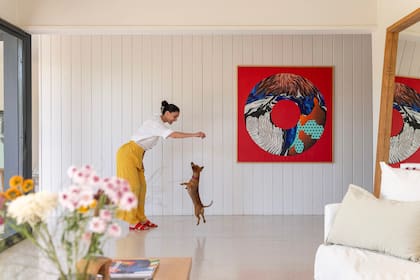 Tamara en su casa, detrás una obra de su marido, Dan Stroomer.