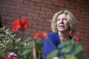 Tamara Kamenszain Nació en Buenos Aires en 1947. Poeta y ensayista, se desempeñó durante un tiempo como periodista y colaboró en la creación de la carrera de Artes de la Escritura en la Universidad Nacional de las Artes.