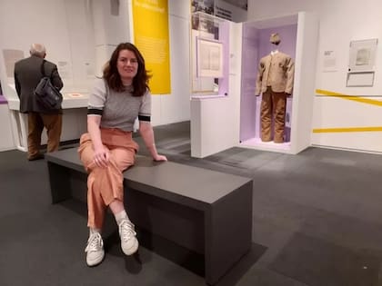 Tamara Tubb en la exhibición de la Biblioteca Británica (Foto: BBC)