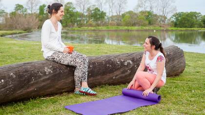 Tamara Wehrum (en el pasto) participó de un retiro de yoga por primera vez