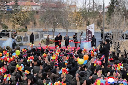 También asistió a la ceremonia de inauguración de una fábrica industrial local en el condado de Jongpyong, provincia de Hamgyong del Sur