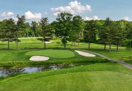 También cuenta con dos campos de golf de 18 hoyos