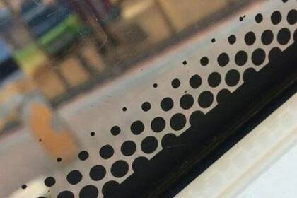 También, da una protección contra rayos solares en los adhesivos del vidrio