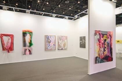 También desde Buenos Aires, la galería Piedras llegó hasta Emiratos Árabes con el trabajo de varios artistas
