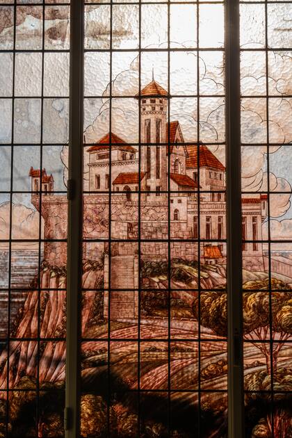 También destaca un precioso vitral hecho a mano, con imágenes que detallan la tierra natal de los dueños originales de la casa.