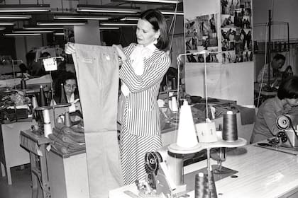 También en 1979, fotografiada en el taller donde se confeccionaban los jeans que llevaban su nombre.