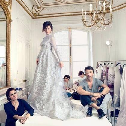 También en 2015, Maria Grazia Chiuri y Pierpaolo Piccioli, directores creativos de Valentino, crearon para la directora teatral Sophie Hunter el vestido de sus sueños para su boda con Benedict Cumberbatch. Un vestido con el sello de la maison de Valentino Garavani. Así la fotografió Annie Leibovitz
featured a high Victorian neckline, long sleeves and an empire waistline (to gently skim over Hunter’s Cumber-bump, otherwise known as a baby bump).