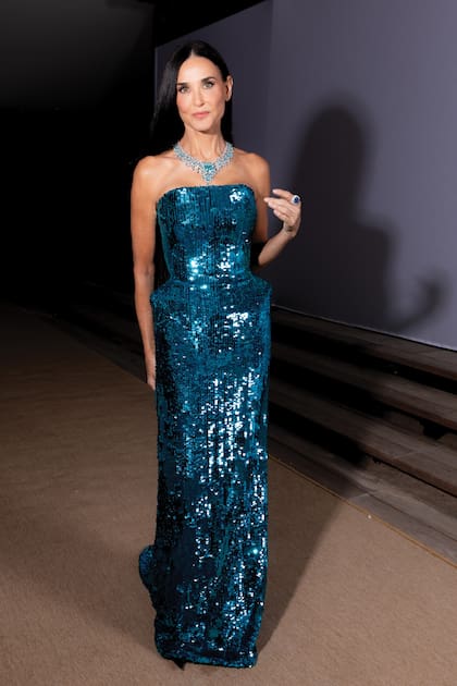 También en Cannes, la actriz deslumbró con un vestido strapless firmado por Balenciaga y una espectacular gargantilla Chopard para presentar el Trophee Chopard al talento emergente, premio que tuvo como ganadores a Mike Faist y Sophia Wilde.