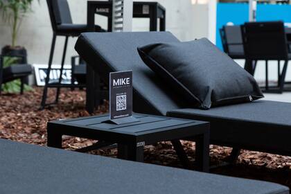 También en el exterior los negros marcan tendencia con sus líneas netas y sobre diseños de vanguardia.