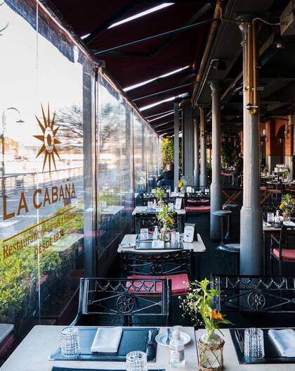 También en invierno, en La Cabaña es posible disfrutar la vista al dique gracias a los cerramientos calefaccionados.