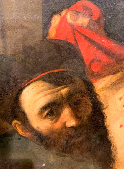 También en la capa de Pilatos se ve sobre la tela el levantamiento que puede reproducirse en otras partes del cuadro, “especialmente las zonas de sombras, muy craqueladas y con aspecto inestable”, dice el informe