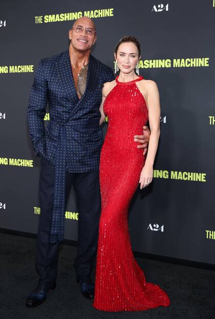 También en Los Ángeles, el actor estadounidense Dwayne Johnson y la actriz británica Emily Blunt asistieron al estreno de The Smashing Machine: La Máquina, otro film basado en hechos reales. La película que los tiene como protagonistas, relata la historia del excampeón de MMA/UFC Mark Kerr, un exitoso luchador cuya carrera se desplomó cuando se descubrió su adicción a los esteroides