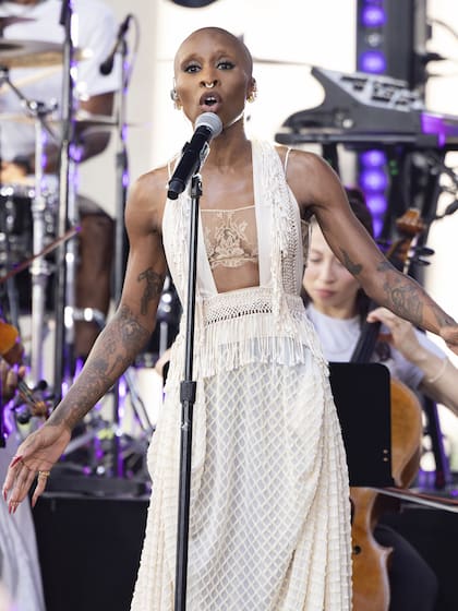 También en Nueva York, pero en la plaza del Rockefeller Center, la actriz y cantante Cynthia Erivo brindó un show que logro emocionar a todos los presentes