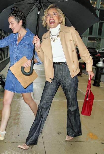 También en Nueva York, Sharon Stone volvió a acaparar todas las miradas y los flashes al llegar a la grabación del programa conducido por Andy Cohen Watch What Happens Live