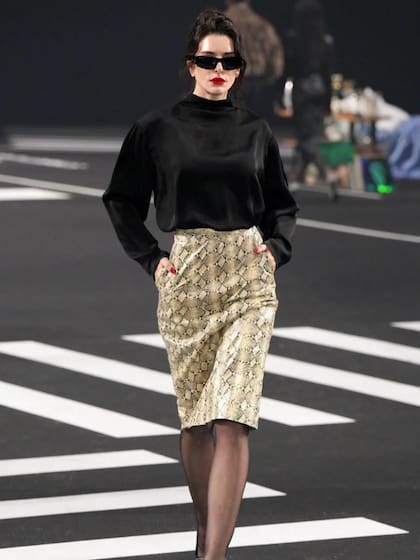 También en París, la modelo argentina Valentina Ferrer, casada con J Balvin, fue parte del desfile de Willy Chavarria