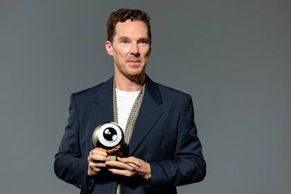 También esta semana, el actor británico Benedict Cumberbatch recibió el premio Golden Eye en el 21.º Festival de Cine de Zúrich, en Suiza