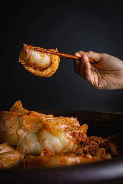 También estará presente el famoso kimchi, el fermentado elaborado principalmente con bechu (repollo asiático), ajo, jengibre y jeotgal (un condimento de mariscos fermentados) que en la Argentina celebra su Día Nacional el 22 de noviembre