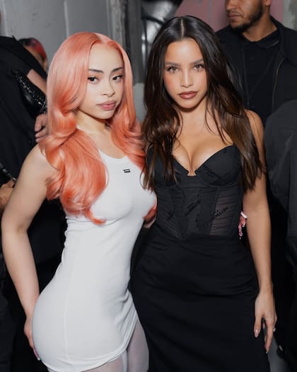 También estuvo junto a la rapera estadounidense Ice Spice, que optó por un minivestido ceñido con medias y stilettos a tono