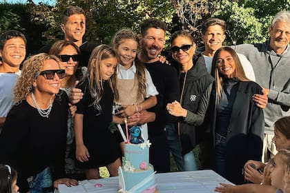 También estuvo Natalia Simeone (a la izquierda de la foto), hermana y representante del Cholo, con su familia.